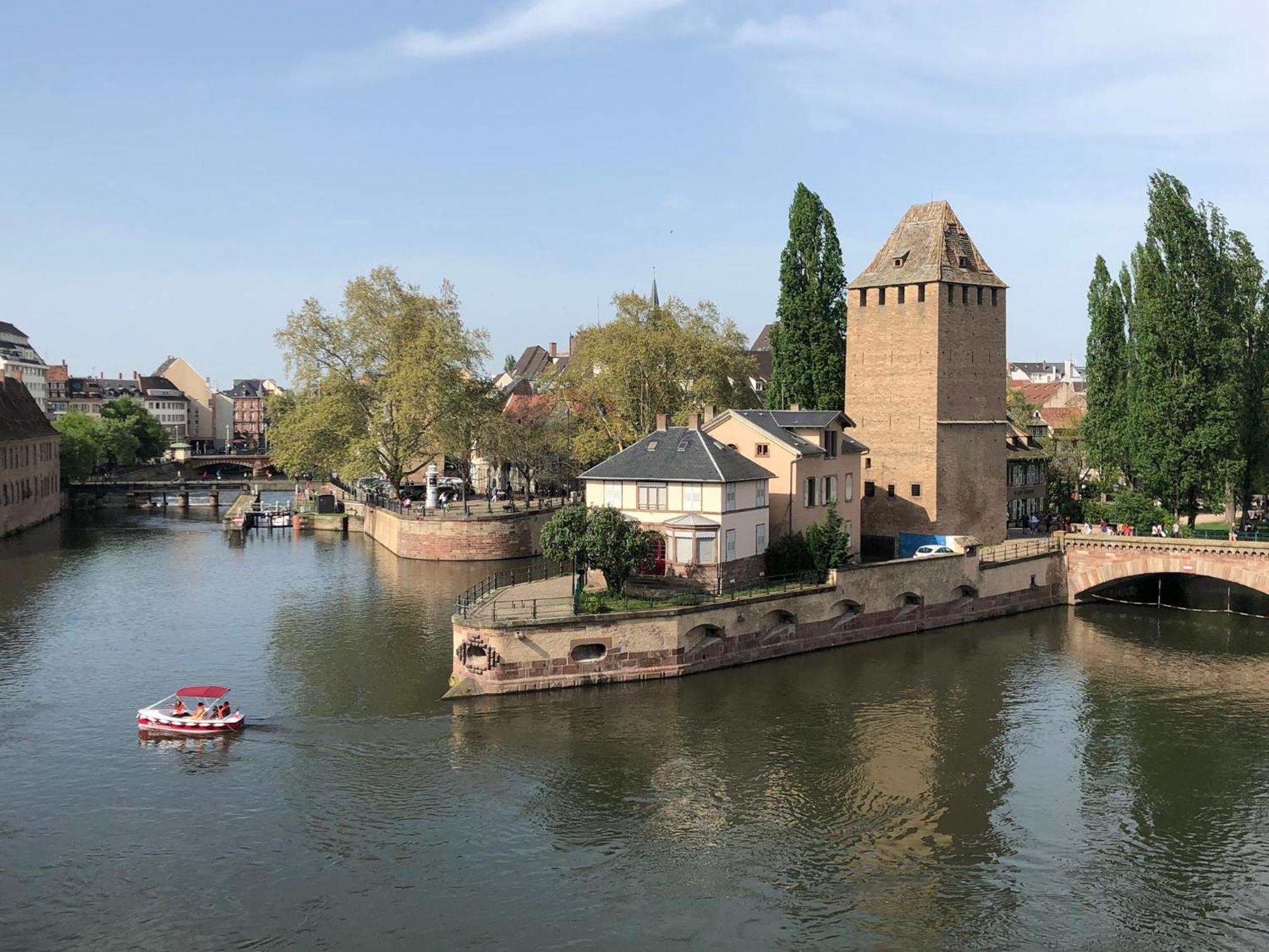 Luminous In Near Strasbourg, Conveniently Located Next To A Tram Stop With Direct Access To Strasbourg Centre Apartment *